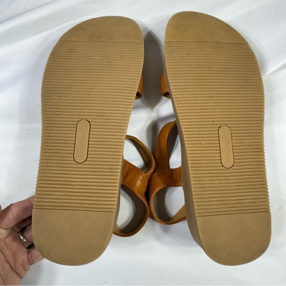 Baretraps Women’s Frolick Dark Camel Sandals - Picture 6 of 8
